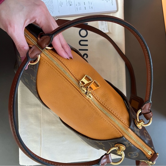 Louis Vuitton V Tote Monogram Canvas and Saffron Leather MM - Picture 9 of 16